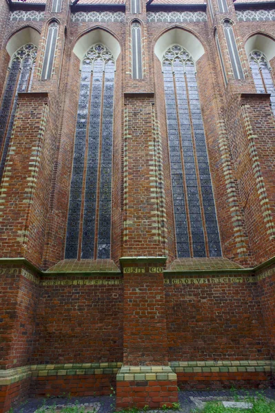 Fenster in der gotischen Kirche — Stockfoto