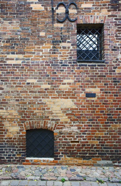 Окна в готической стене — стоковое фото