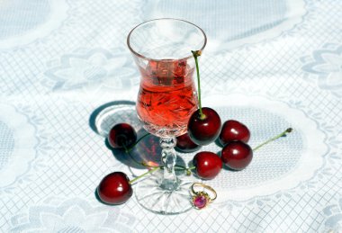 geans ve kırmızı şarap