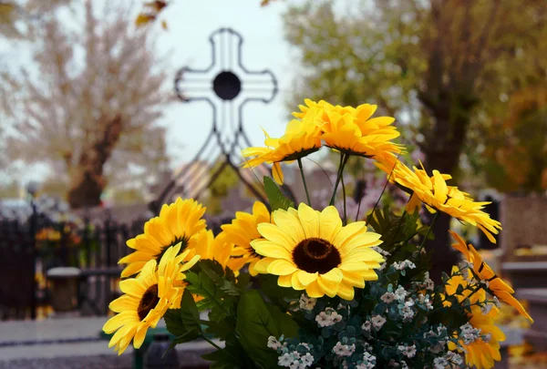 Ramo de flores en el cementerio — Foto de Stock