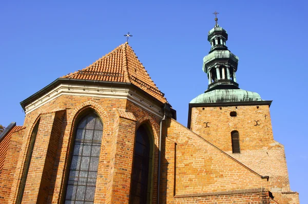 Igreja gótica com torre — Fotografia de Stock