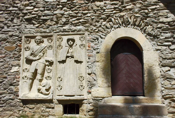 Стена церкви со скульптурой — стоковое фото