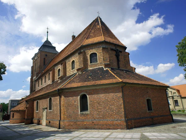 Iglesia gótica con torre —  Fotos de Stock
