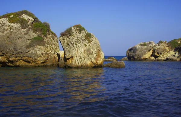 Rots voort kust bij zakynthos eiland — Stockfoto