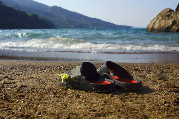 Sandalias en la playa en la isla de Zakynthos —  Fotos de Stock