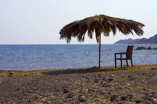 椅子和海滩上的太阳伞 — 图库照片