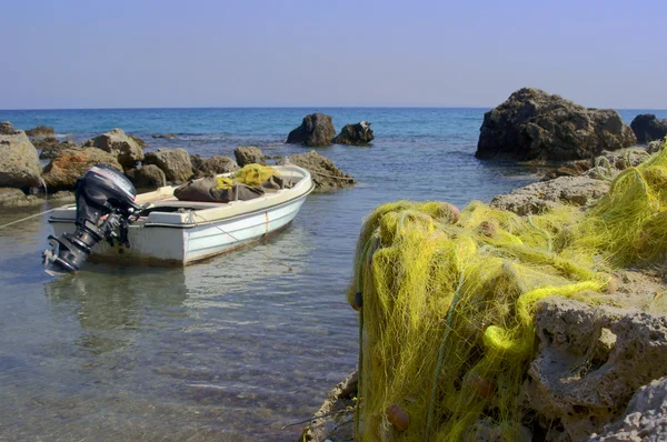 Fishnet ve motorlu tekne — Stok fotoğraf