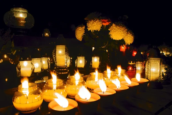 Ljus på kyrkogården på Alla helgons dag — Stockfoto
