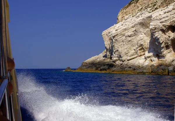 Skály na pobřeží ostrova zakynthos — Stock fotografie