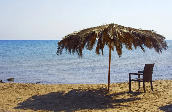 Krzesła i parasol na plaży — Zdjęcie stockowe