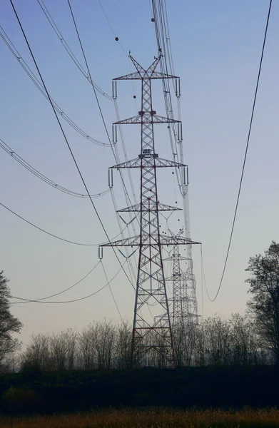 Piloni della linea elettrica — Foto Stock