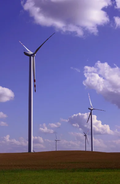 Турбины на ветряной электростанции — стоковое фото