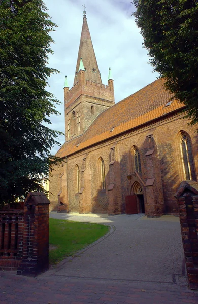 Igreja gótica com torre — Fotografia de Stock