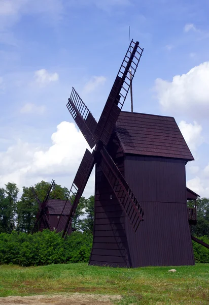 Starý, dřevěný větrný mlýn — Stock fotografie