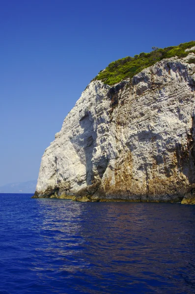 Rock na wyspie zakynthos na wybrzeżu — Zdjęcie stockowe