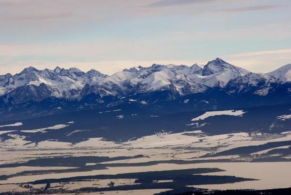 Montañas en invierno —  Fotos de Stock