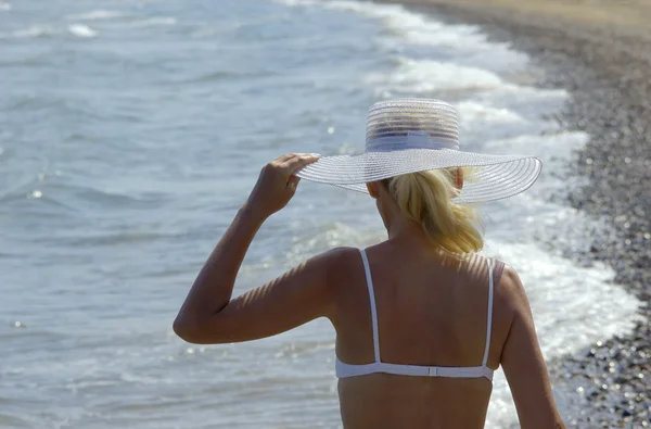 Девушка с подогревом на пляже — стоковое фото