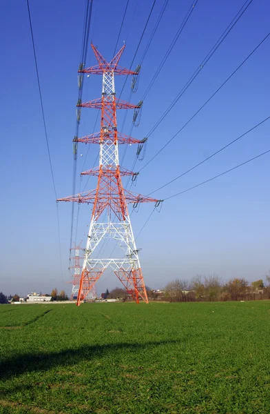 電力線のパイロン — ストック写真