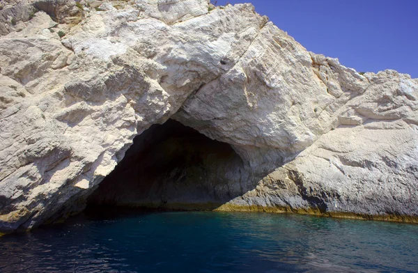 Scogliera con grotta, isola di Zante — Foto Stock