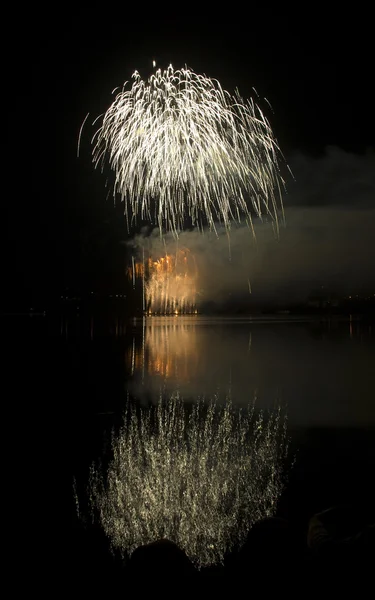 炫彩焰火与水中倒影的黑色的天空背景上 — 图库照片
