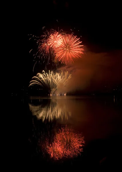 물 반사와 검은 하늘 배경에 화려한 불꽃놀이 — 스톡 사진