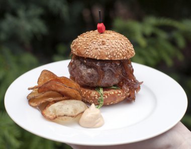 Mini hamburger üzerinden çek kara angus kaburga ile confit