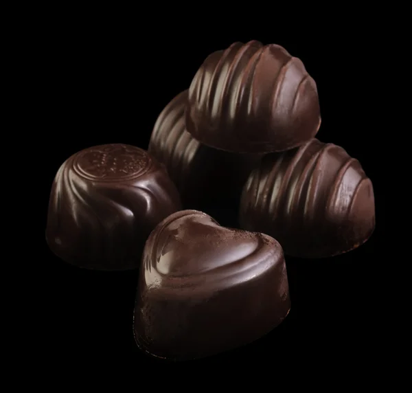 Шоколадні цукерки на чорному — стокове фото