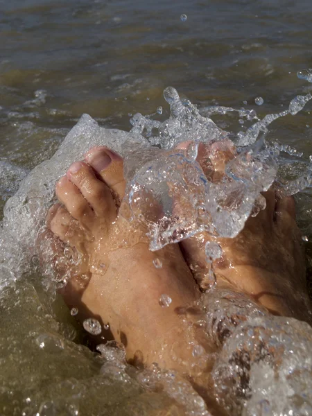 stock image Füsse im Meer