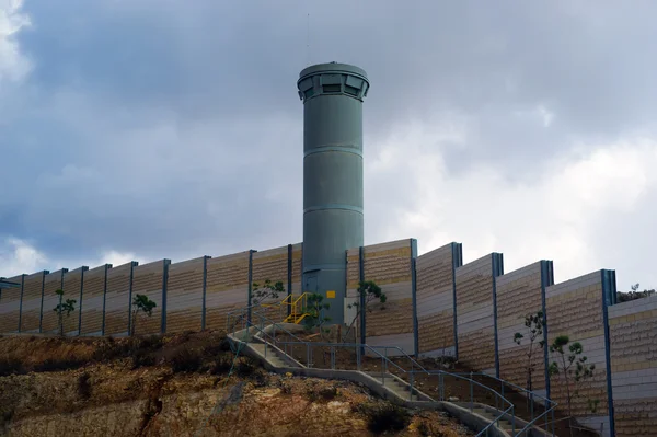 Укрепленная стена, разделяющая Палестину и Израиль — стоковое фото