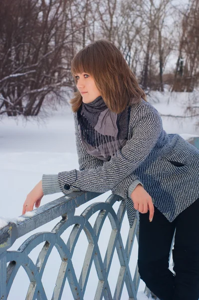 Vintern flicka i en kappa — Stockfoto