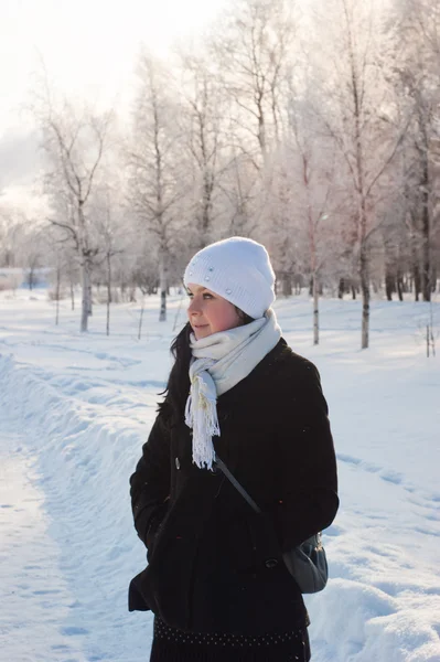Vintern flicka i en kappa — Stockfoto