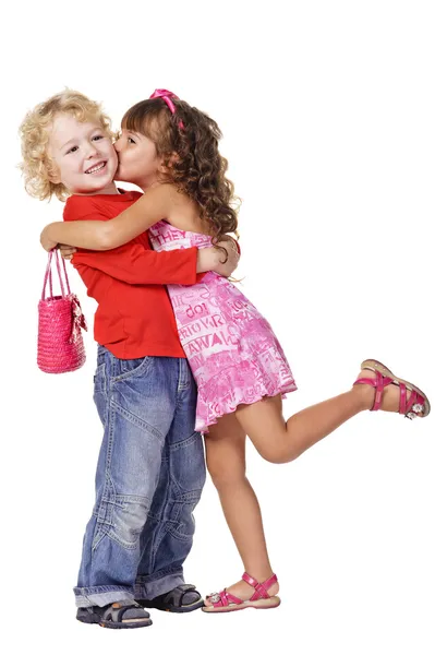 Маленькая девочка целует прекрасного маленького мальчика — стоковое фото