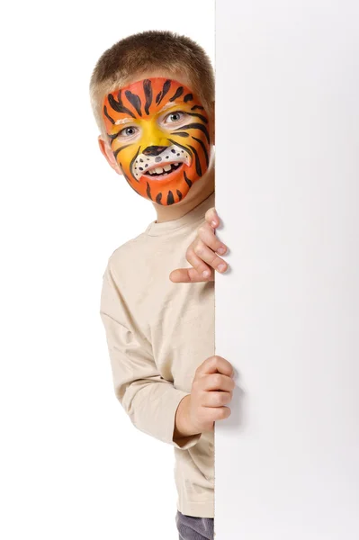 Enfant avec visage peint tigre. Sur fond blanc — Photo