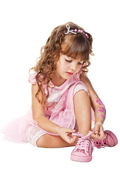 Милая маленькая девочка, завязывающая шнурки — стоковое фото