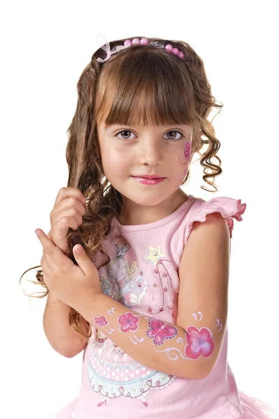小さな女の子は髪をとかす — ストック写真