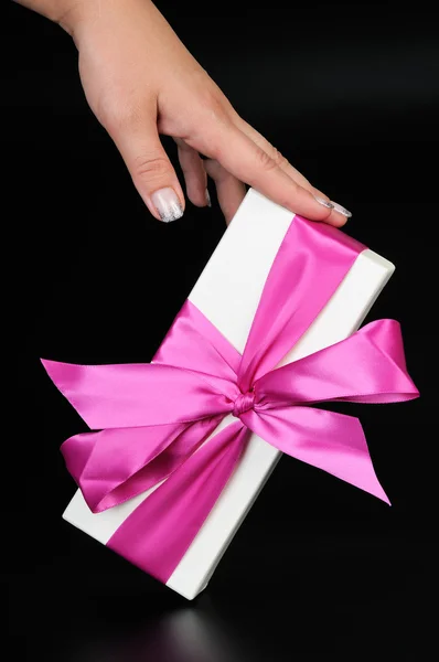 Подарочная коробка с женской рукой — стоковое фото