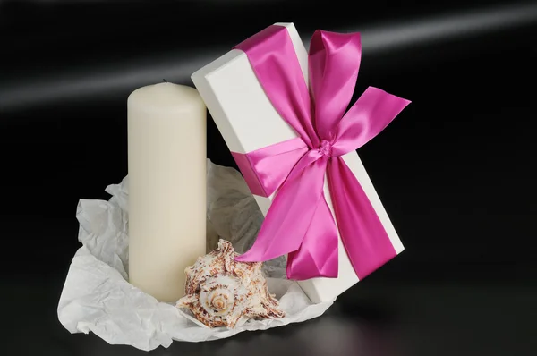 Gift box with ribbon. — Stock Photo, Image