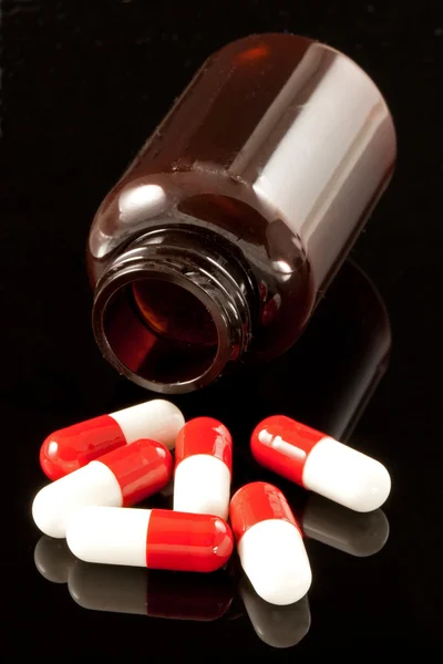 Tabletten und Flasche — Stockfoto