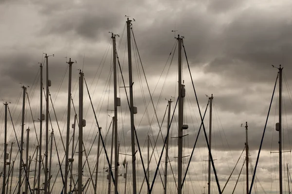 桅杆和风雨如磐的天空 — 图库照片