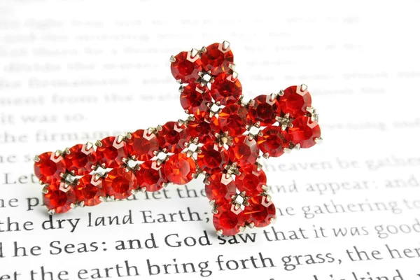 Cruz Roja y Biblia — Foto de Stock