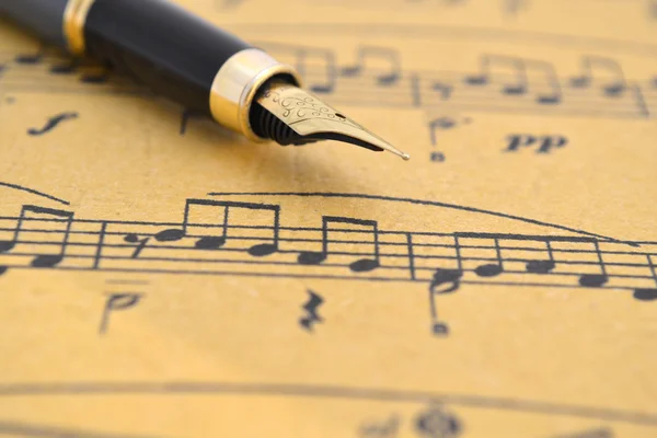 Müzik levha ve dolma kalem — Stok fotoğraf