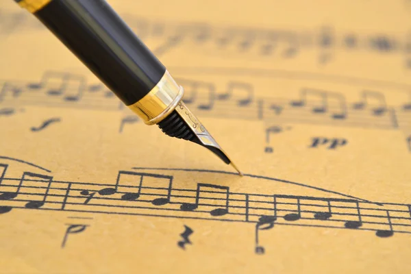 Music sheet and fountain pen — Stock Photo, Image