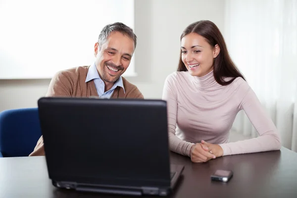 Két boldog munkatárs dolgozik a laptop — Stock Fotó
