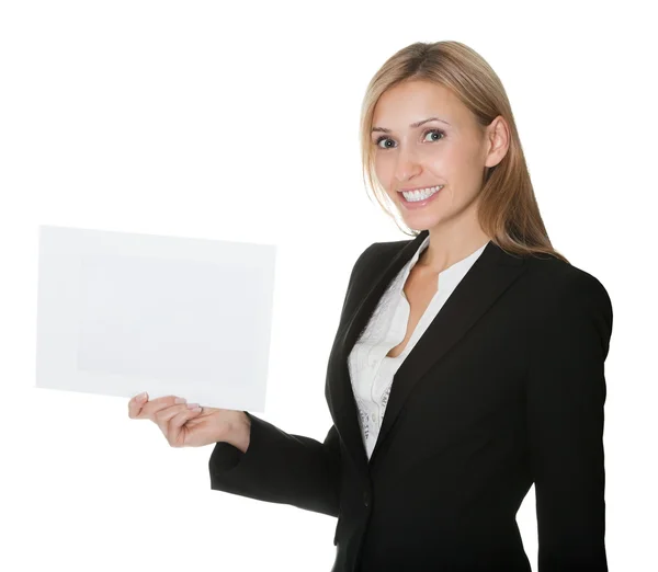 Empresária confiante segurando um cartão em branco — Fotografia de Stock
