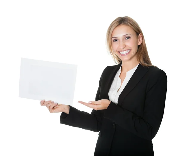 Улыбающаяся деловая женщина показывает белую карточку — стоковое фото