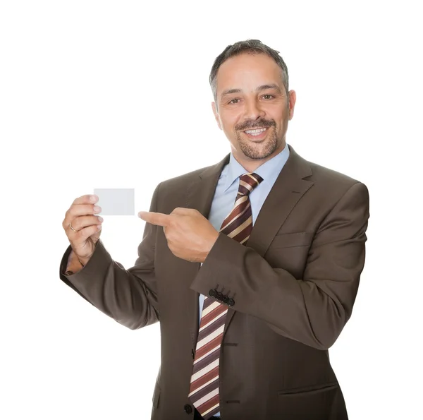 Executivo feliz mostrando um cartão de visita em branco — Fotografia de Stock