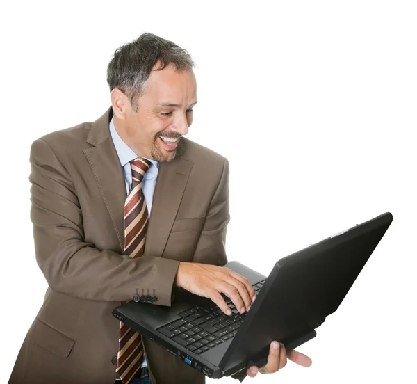 Hombre de negocios sonriente usando un portátil —  Fotos de Stock