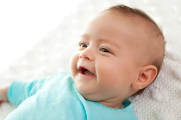 Aşağı uzanmış iken gülümseyen şirin bebek — Stok fotoğraf
