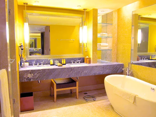 Baño dentro de una habitación de hotel de lujo —  Fotos de Stock