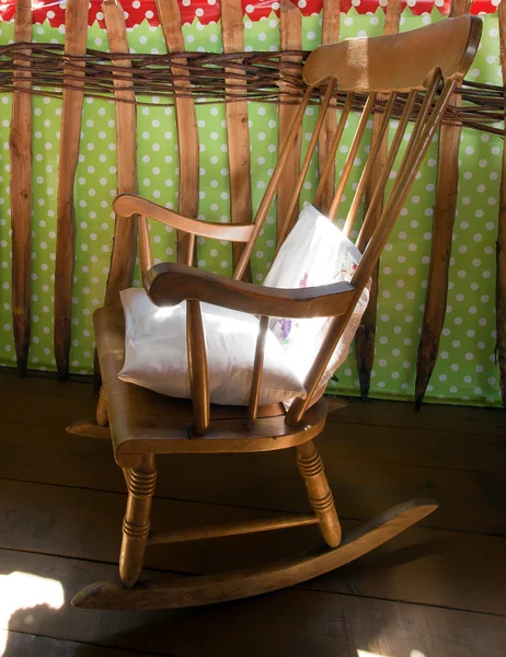 Παλιά ξύλινη καρέκλα — Φωτογραφία Αρχείου
